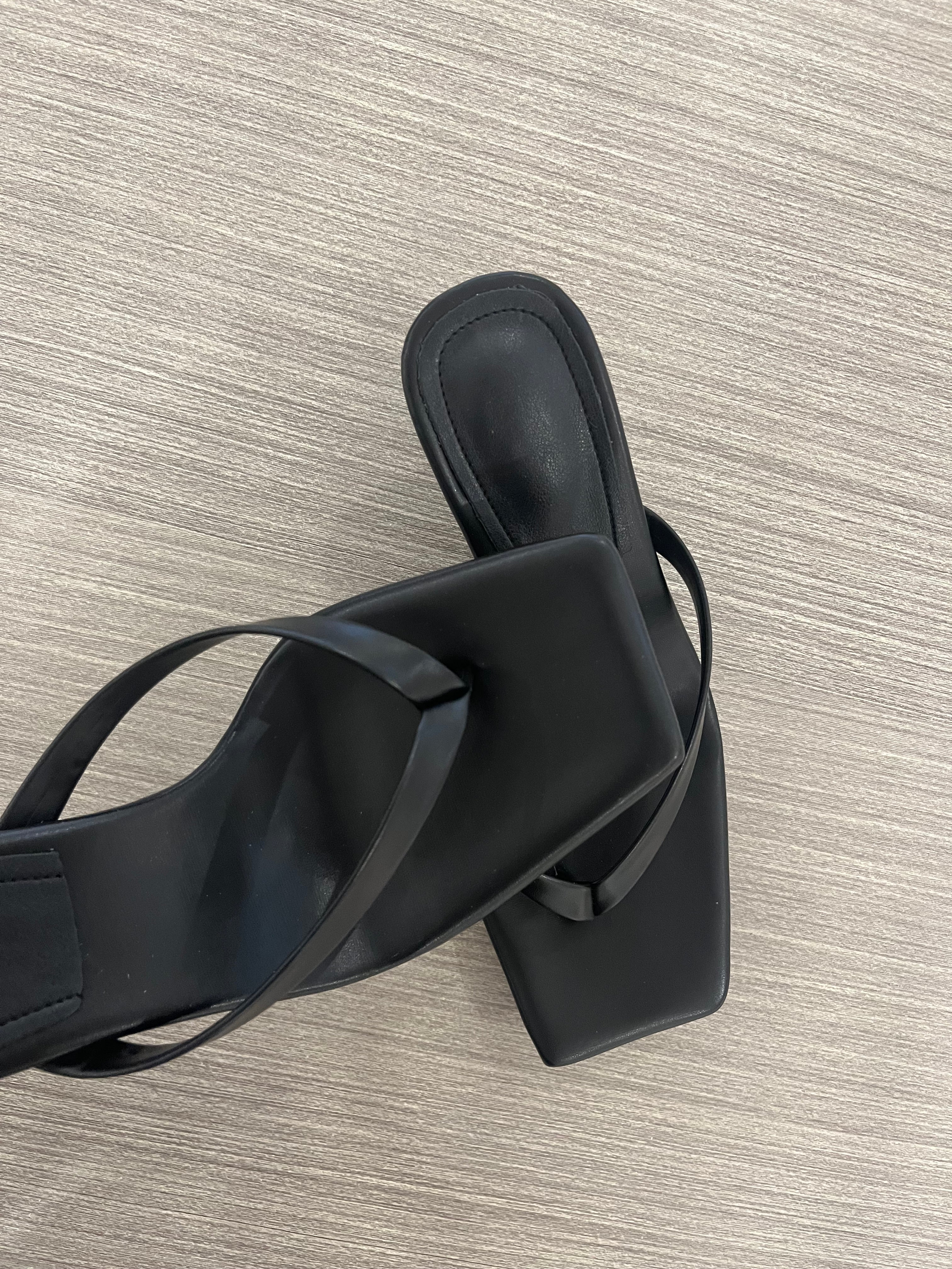 BLACK SQUARE TOE STRAPPY SANDAL HEEL
