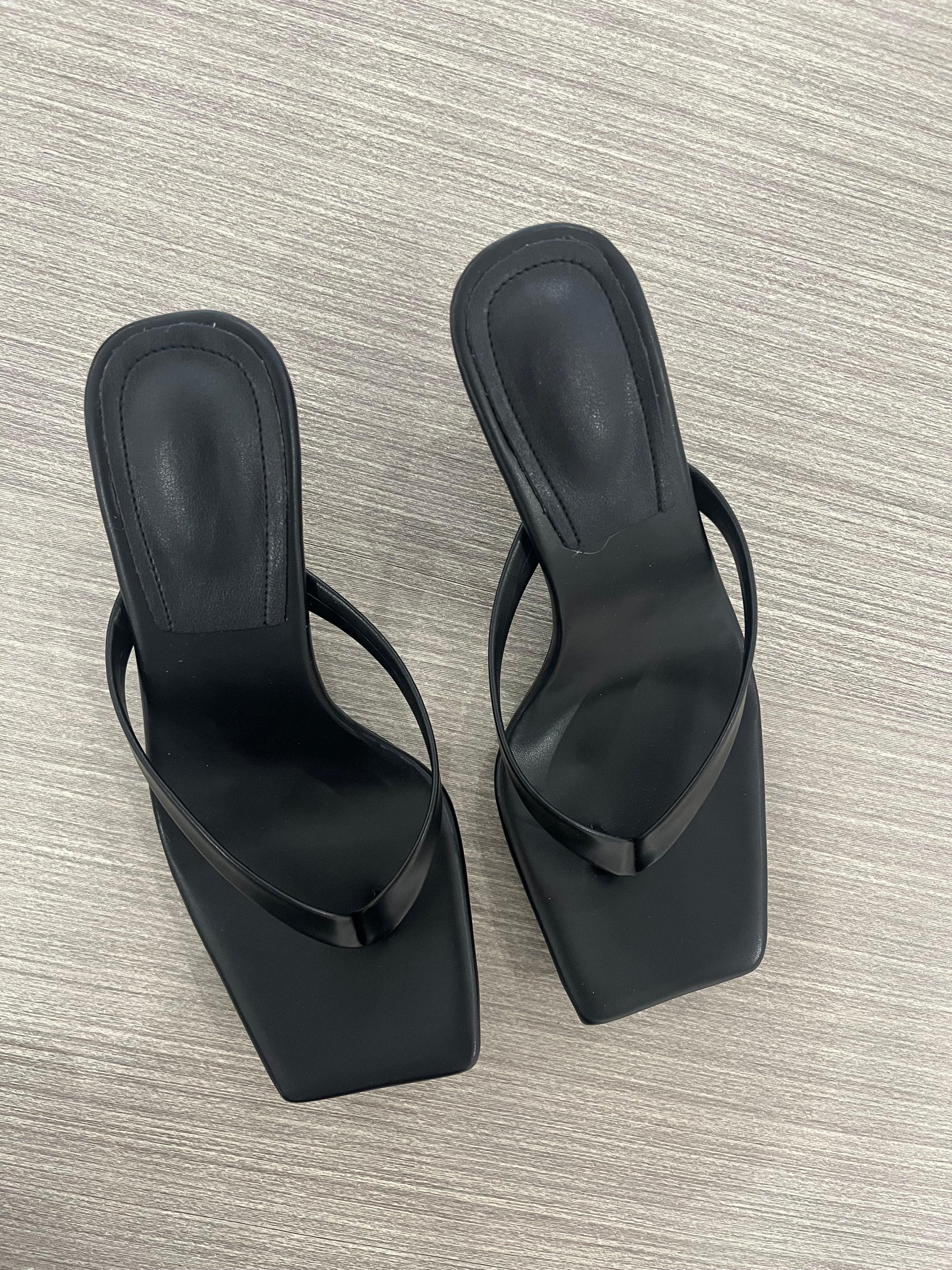 BLACK SQUARE TOE STRAPPY SANDAL HEEL