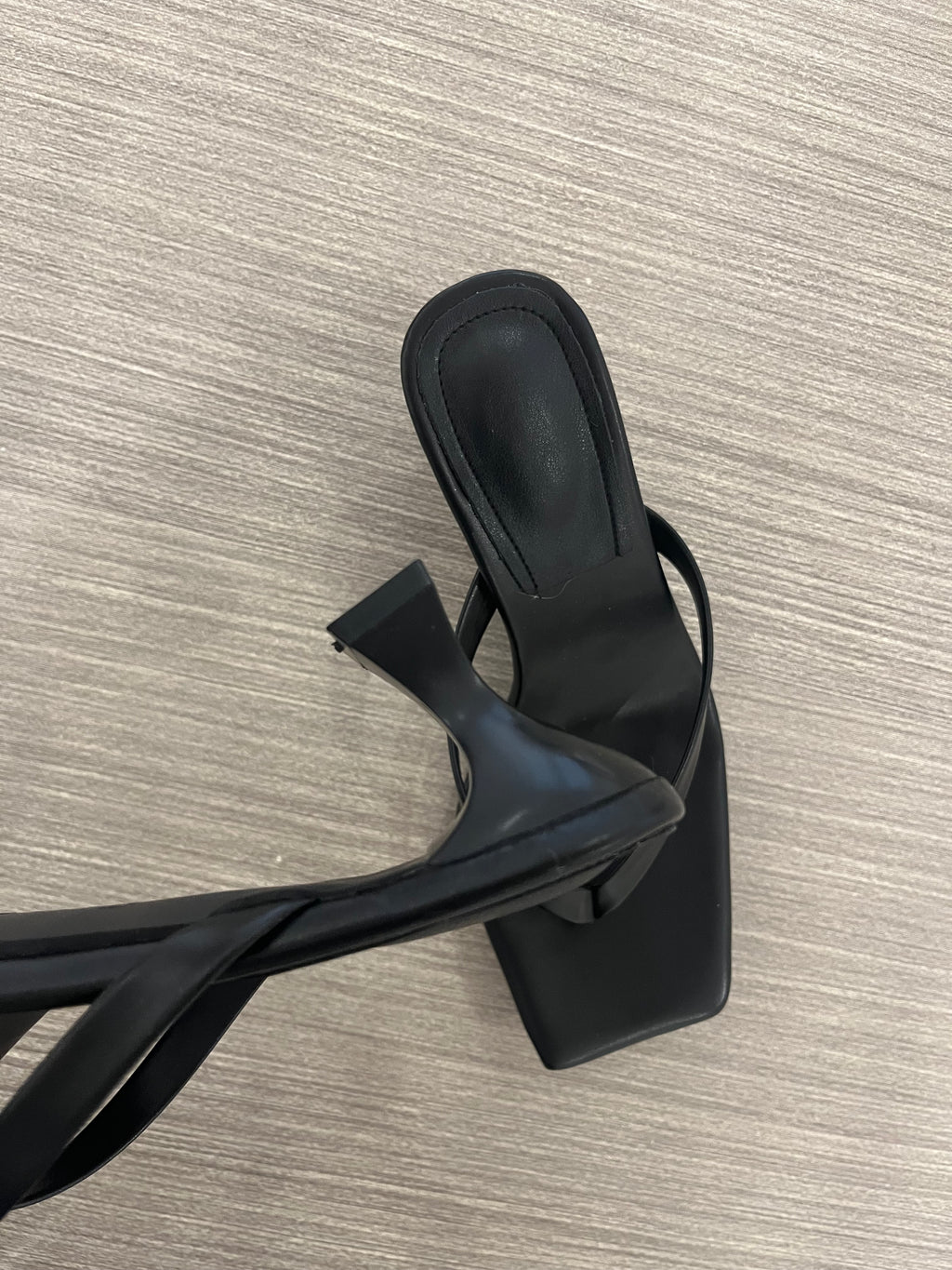 BLACK SQUARE TOE STRAPPY SANDAL HEEL