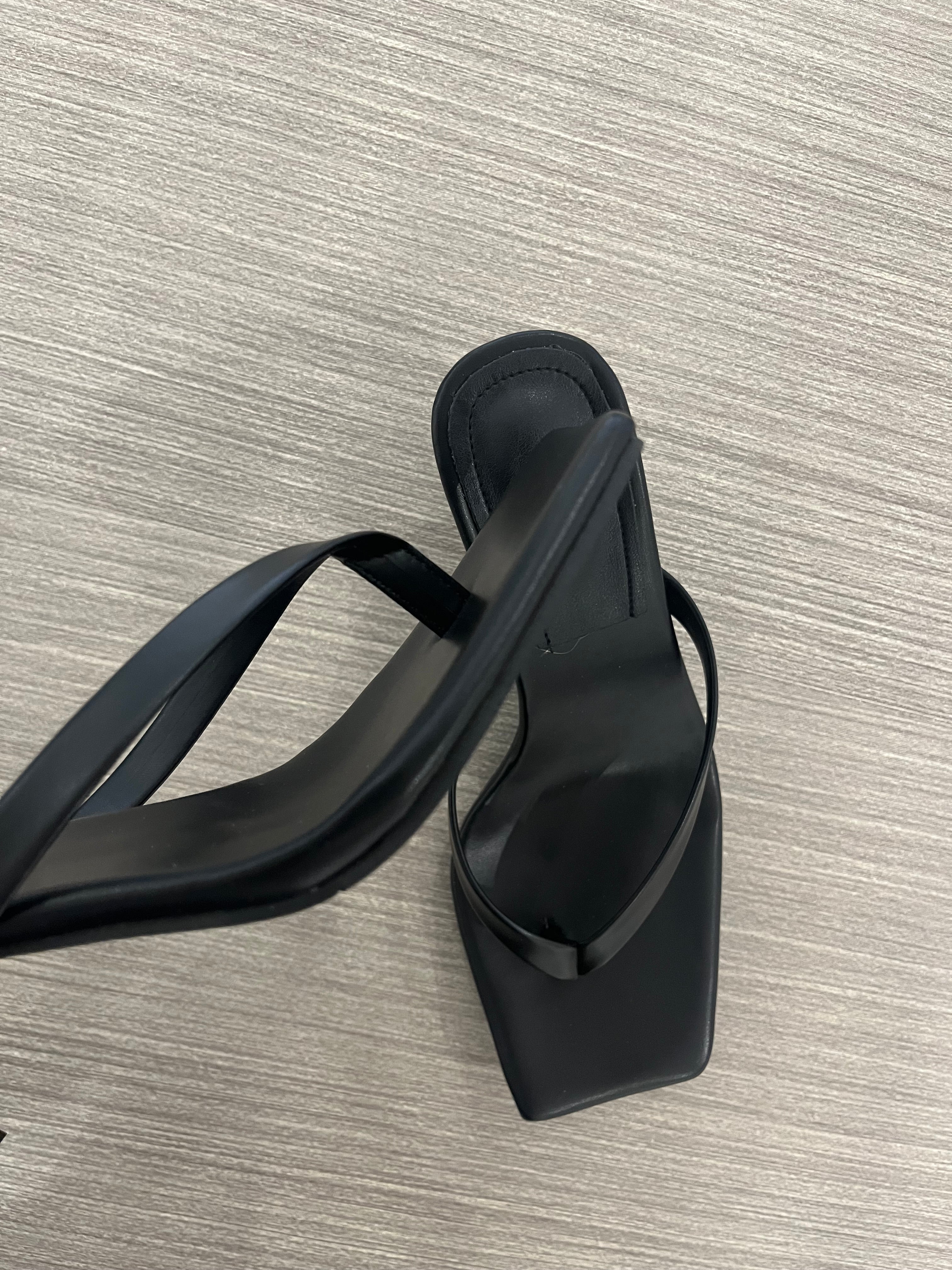 BLACK SQUARE TOE STRAPPY SANDAL HEEL