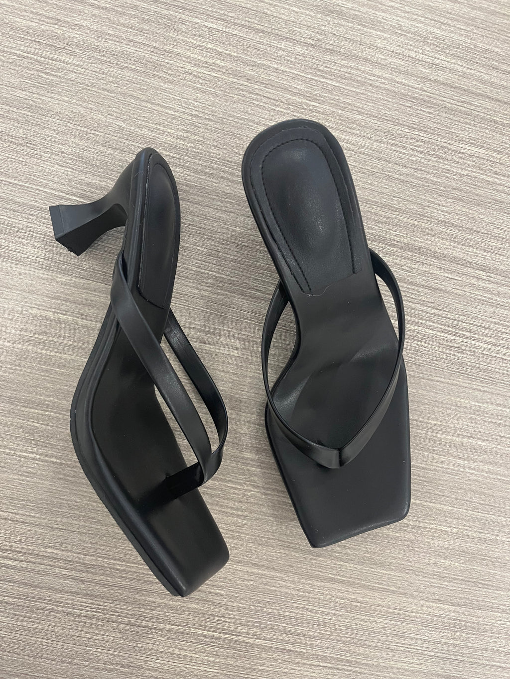 BLACK SQUARE TOE STRAPPY SANDAL HEEL