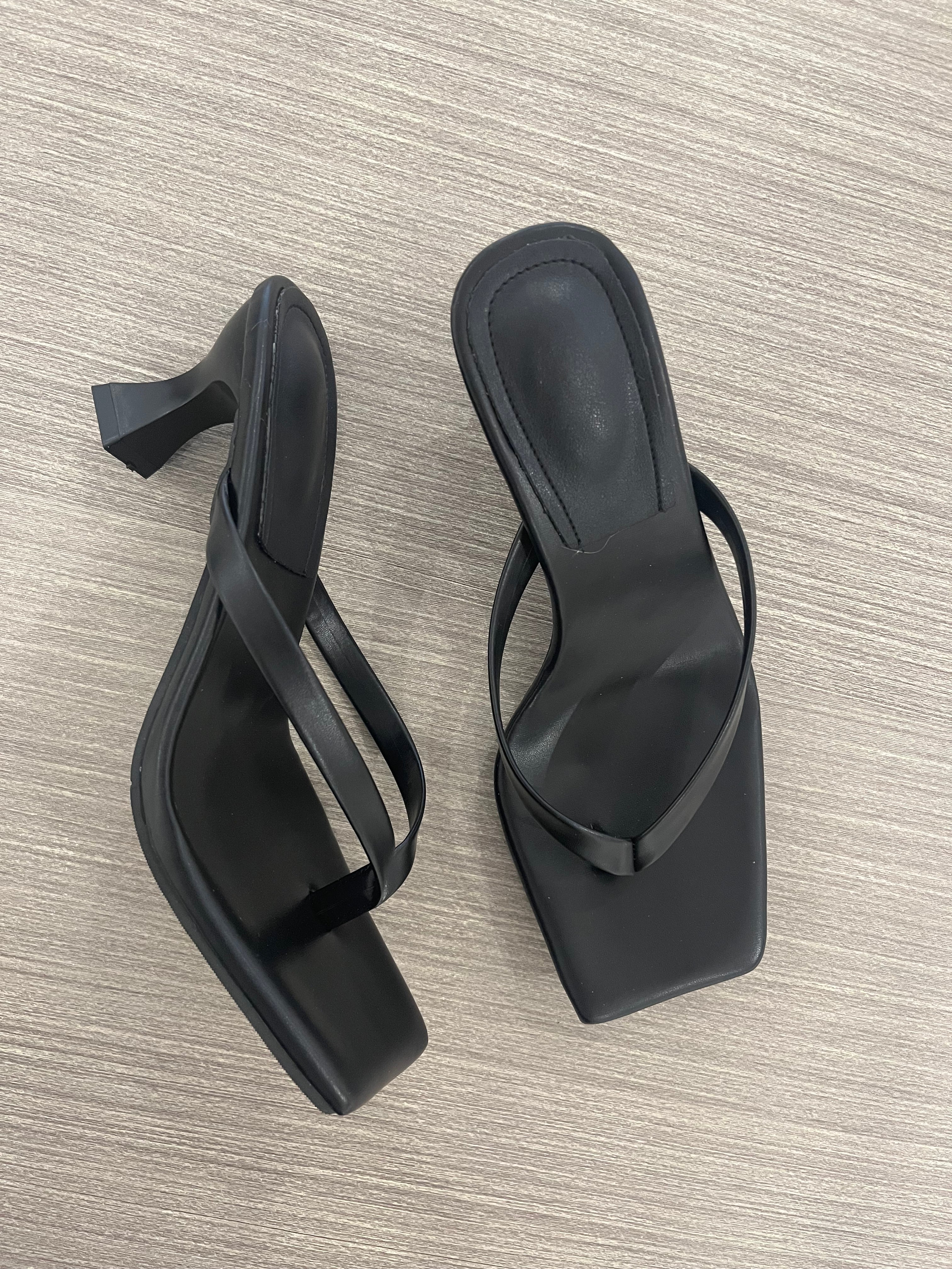 BLACK SQUARE TOE STRAPPY SANDAL HEEL