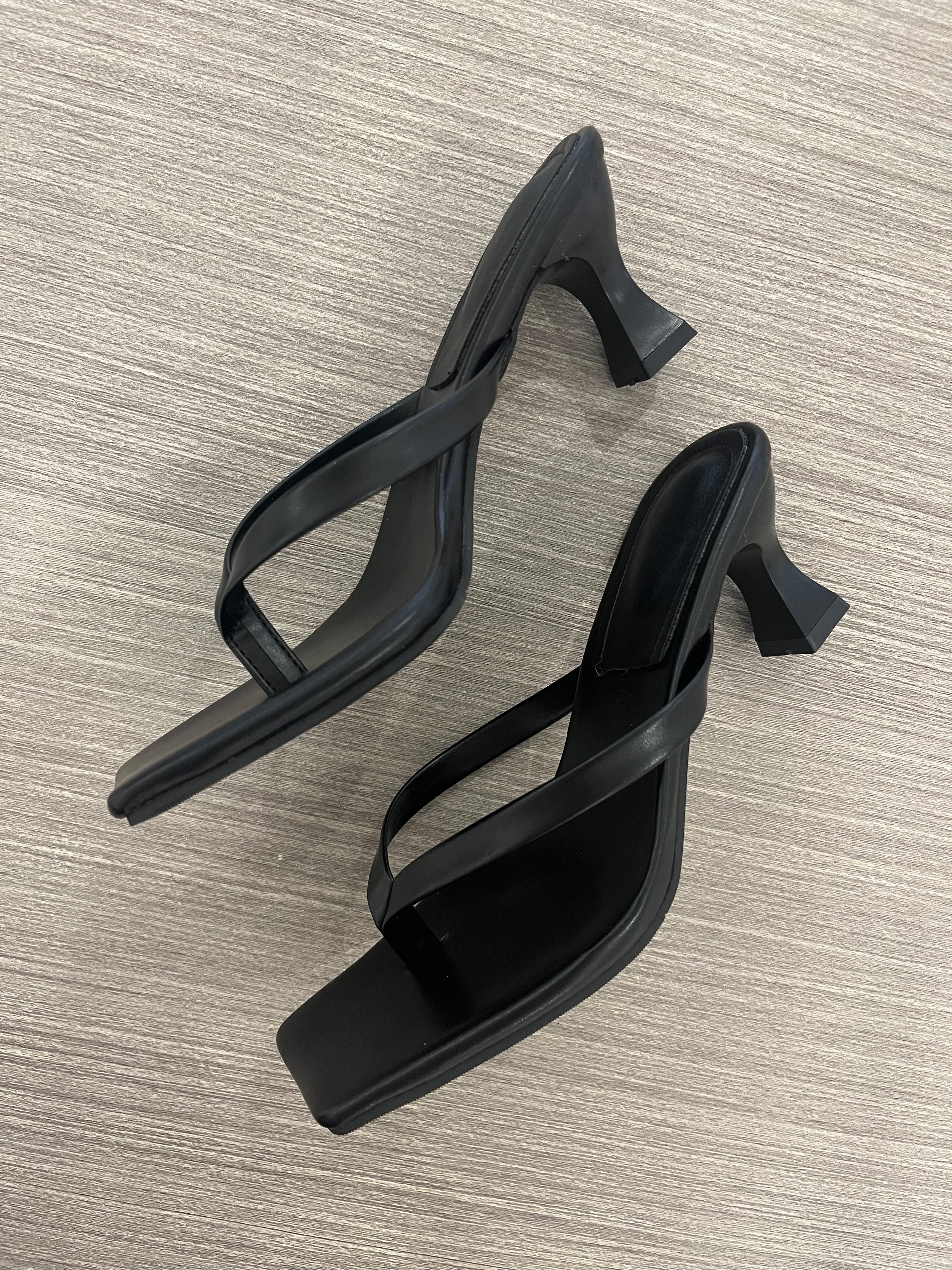 BLACK SQUARE TOE STRAPPY SANDAL HEEL