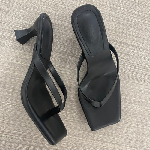 BLACK SQUARE TOE STRAPPY SANDAL HEEL